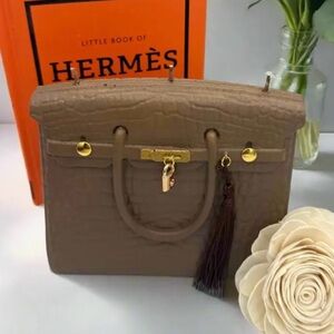 Elegant Brown Handbag Candle